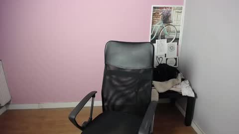 Snapshot of viktoria_lovely chatting on January 24, 2025, 9:28 am viktoria_lovely online show from January 24, 2025, 9:28 am