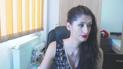 Snapshot of wildbea23 chatting on December 31, 2024, 8:37 am Bea online show from December 31, 2024, 8:37 am