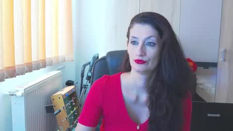 Snapshot of wildbea23 chatting on February 17, 2025, 8:52 am Bea online show from February 17, 2025, 8:52 am
