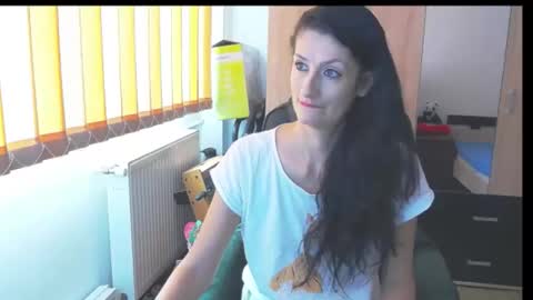Snapshot of wildbea23 chatting on October 16, 2025, 6:03 am Bea online show from October 16, 2025, 6:03 am