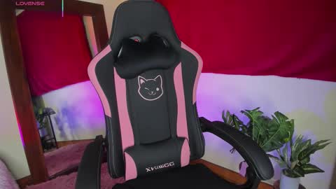 Snapshot of xemily_hardy chatting on October 15, 2025, 10:43 pm Kanae. online show from October 15, 2025, 10:43 pm