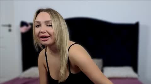 Snapshot of xsexycouples chatting on October 30, 2025, 6:41 pm AnnaMaee online show from October 30, 2025, 6:41 pm