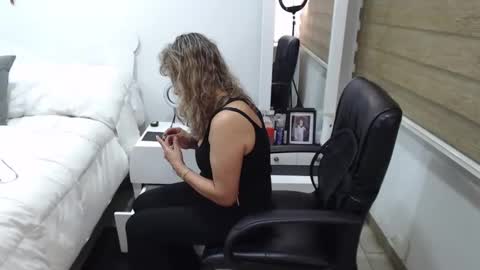 Snapshot of yessilatin chatting on February 9, 2025, 1:00 am jessy online show from February 9, 2025, 1:00 am