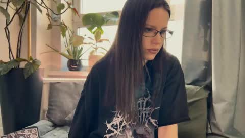 Snapshot of yourher0in chatting on March 3, 2025, 10:17 am Aida online show from March 3, 2025, 10:17 am