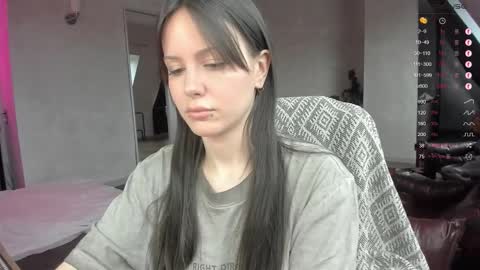 Snapshot of yourher0in chatting on October 2, 2025, 10:33 am Aida online show from October 2, 2025, 10:33 am