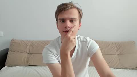 Snapshot of yueslang chatting on October 8, 2025, 10:35 am Yue Lang and Samm online show from October 8, 2025, 10:35 am