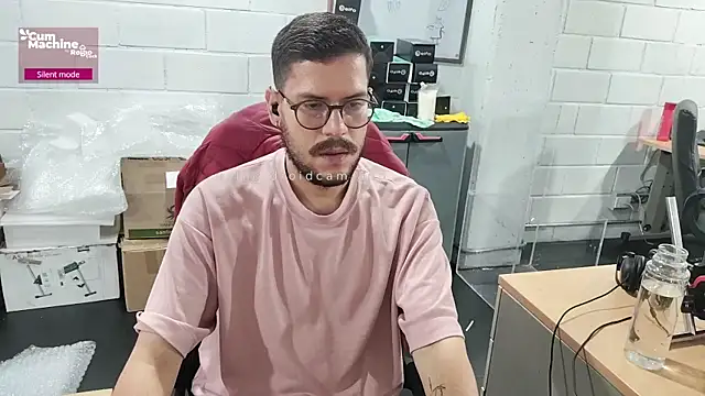 Snapshot of AndyHepburn chatting on October 7, 2025, 1:41 pm AndyHepburn online show from October 7, 2025, 1:41 pm