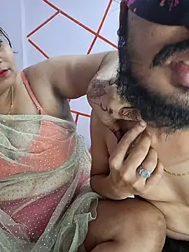 Snapshot of MOM-SUN-COUPLE chatting on March 6, 2025, 5:00 pm MOM-SUN-COUPLE online show from March 6, 2025, 5:00 pm