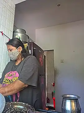 Snapshot of MOM-SUN-COUPLE chatting on October 13, 2025, 8:58 am MOM-SUN-COUPLE online show from October 13, 2025, 8:58 am