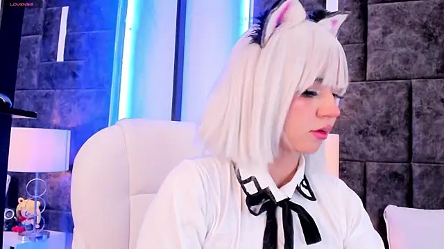 Snapshot of Petit-Rosse chatting on December 10, 2024, 11:40 pm Petit-Rosse online show from December 10, 2024, 11:40 pm