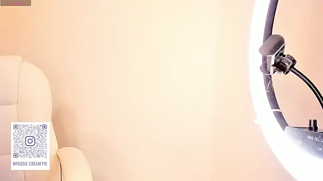 Snapshot of Petit-Rosse chatting on February 20, 2025, 2:40 am Petit-Rosse online show from February 20, 2025, 2:40 am