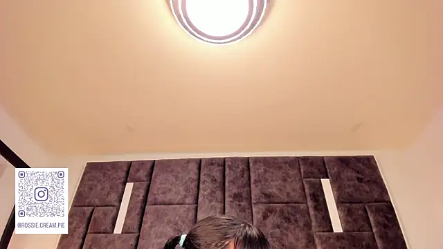 Snapshot of Petit-Rosse chatting on March 5, 2025, 11:38 pm Petit-Rosse online show from March 5, 2025, 11:38 pm