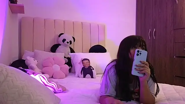 Snapshot of Petit-Rosse chatting on September 21, 2025, 4:36 am Petit-Rosse online show from September 21, 2025, 4:36 am