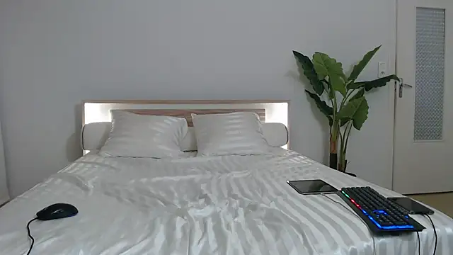 Snapshot of Crystal-dreamt chatting on March 11, 2025, 10:51 am Crystal-dreamt online show from March 11, 2025, 10:51 am