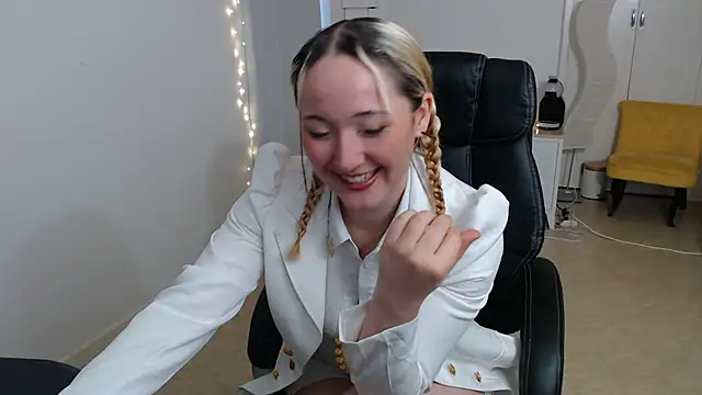 Snapshot of Crystal-dreamt chatting on October 4, 2025, 8:56 am Crystal-dreamt online show from October 4, 2025, 8:56 am