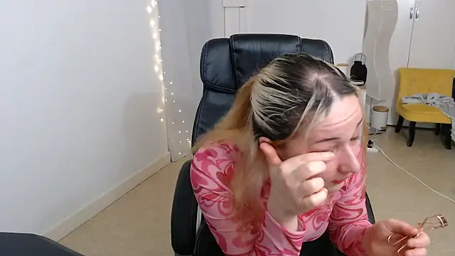 Snapshot of Crystal-dreamt chatting on October 14, 2025, 5:41 am Crystal-dreamt online show from October 14, 2025, 5:41 am