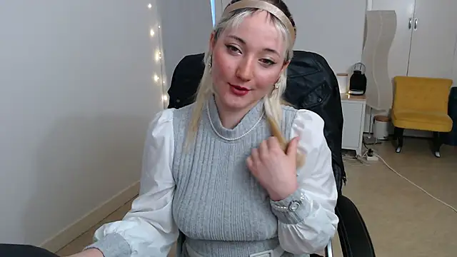 Snapshot of Crystal-dreamt chatting on October 15, 2025, 7:52 am Crystal-dreamt online show from October 15, 2025, 7:52 am