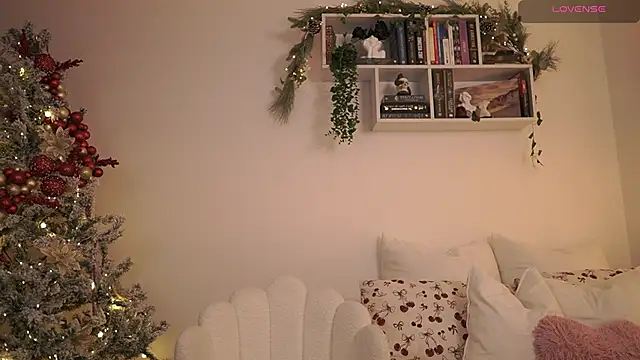 Snapshot of EmilyxRose_- chatting on December 16, 2024, 7:32 pm EmilyxRose - online show from December 16, 2024, 7:32 pm