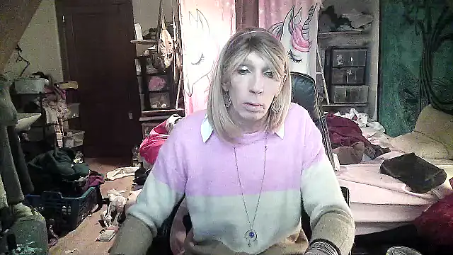Snapshot of Ombeline1 chatting on January 22, 2025, 11:23 am Ombeline1 online show from January 22, 2025, 11:23 am