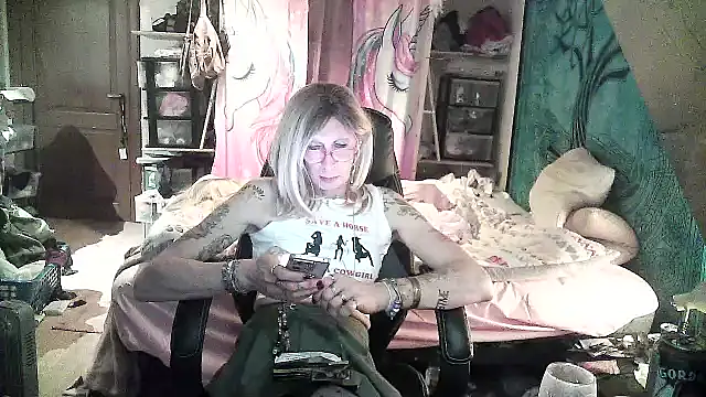Snapshot of Ombeline1 chatting on January 24, 2025, 1:36 pm Ombeline1 online show from January 24, 2025, 1:36 pm