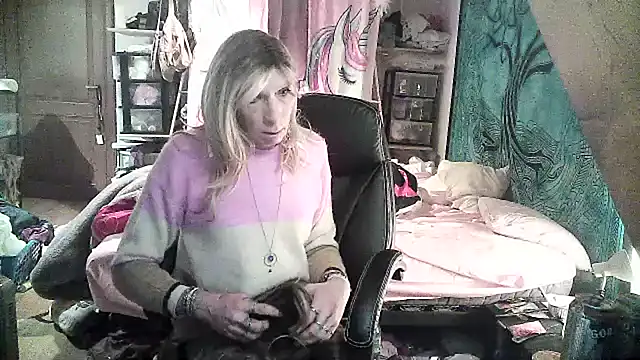 Snapshot of Ombeline1 chatting on January 25, 2025, 6:34 am Ombeline1 online show from January 25, 2025, 6:34 am