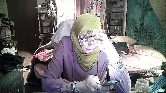 Snapshot of Ombeline1 chatting on January 25, 2025, 6:24 pm Ombeline1 online show from January 25, 2025, 6:24 pm