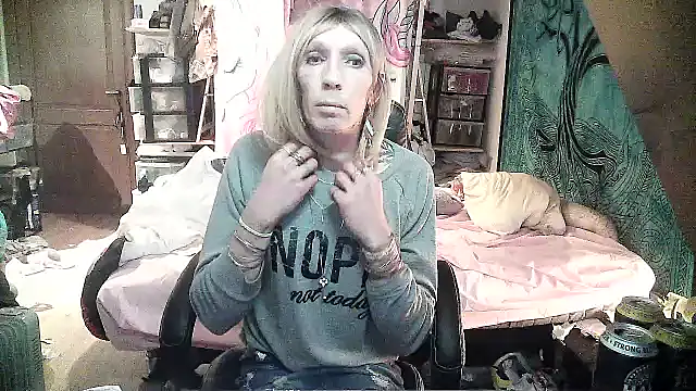 Snapshot of Ombeline1 chatting on February 4, 2025, 7:00 pm Ombeline1 online show from February 4, 2025, 7:00 pm