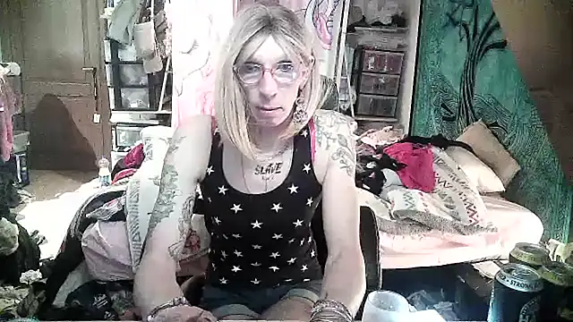 Snapshot of Ombeline1 chatting on February 7, 2025, 11:01 am Ombeline1 online show from February 7, 2025, 11:01 am