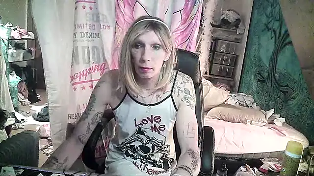 Snapshot of Ombeline1 chatting on February 17, 2025, 5:53 pm Ombeline1 online show from February 17, 2025, 5:53 pm