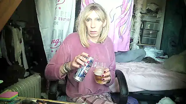 Snapshot of Ombeline1 chatting on February 18, 2025, 10:27 am Ombeline1 online show from February 18, 2025, 10:27 am