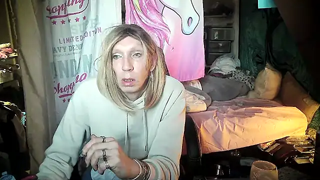 Snapshot of Ombeline1 chatting on February 23, 2025, 7:11 am Ombeline1 online show from February 23, 2025, 7:11 am
