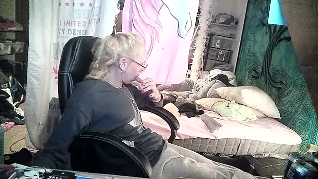 Snapshot of Ombeline1 chatting on February 25, 2025, 2:11 pm Ombeline1 online show from February 25, 2025, 2:11 pm