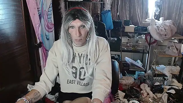 Snapshot of Ombeline1 chatting on October 2, 2025, 10:11 am Ombeline1 online show from October 2, 2025, 10:11 am