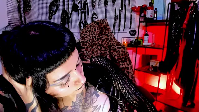 Snapshot of Agatha_BDSM chatting on October 1, 2025, 8:15 pm Agatha BDSM online show from October 1, 2025, 8:15 pm