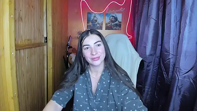 Snapshot of Fiery_Brunette_ chatting on December 24, 2024, 5:55 pm Fiery Brunette  online show from December 24, 2024, 5:55 pm