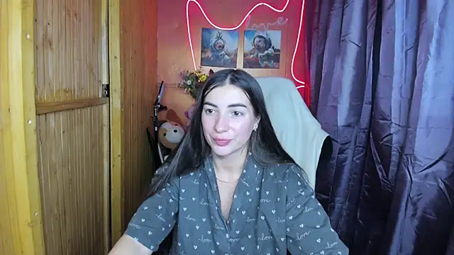 Snapshot of Fiery_Brunette_ chatting on December 24, 2024, 9:00 pm Fiery Brunette  online show from December 24, 2024, 9:00 pm