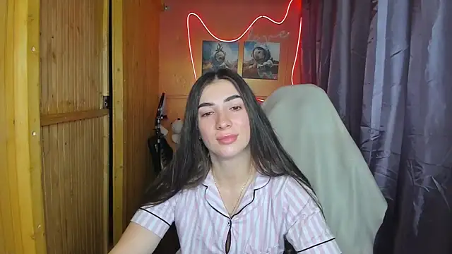 Snapshot of Fiery_Brunette_ chatting on February 18, 2025, 6:37 am Fiery Brunette  online show from February 18, 2025, 6:37 am