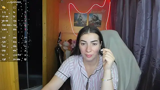 Snapshot of Fiery_Brunette_ chatting on March 3, 2025, 4:14 am Fiery Brunette  online show from March 3, 2025, 4:14 am