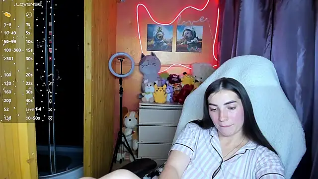 Snapshot of Fiery_Brunette_ chatting on September 18, 2025, 9:44 am Fiery Brunette  online show from September 18, 2025, 9:44 am