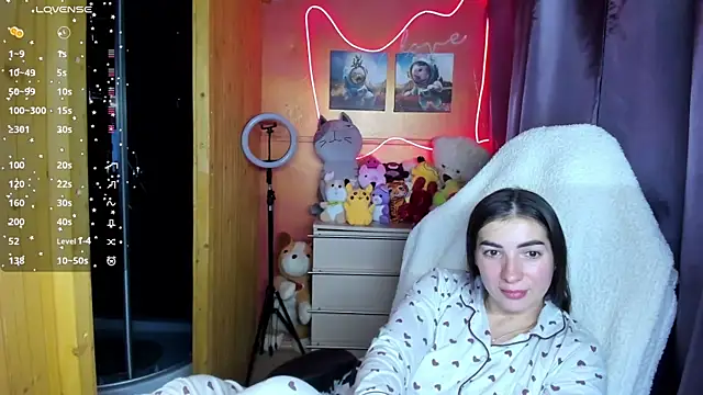 Snapshot of Fiery_Brunette_ chatting on October 10, 2025, 5:50 am Fiery Brunette  online show from October 10, 2025, 5:50 am