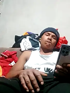 Snapshot of Moreno1813 chatting on February 8, 2025, 6:33 am Moreno1813 online show from February 8, 2025, 6:33 am