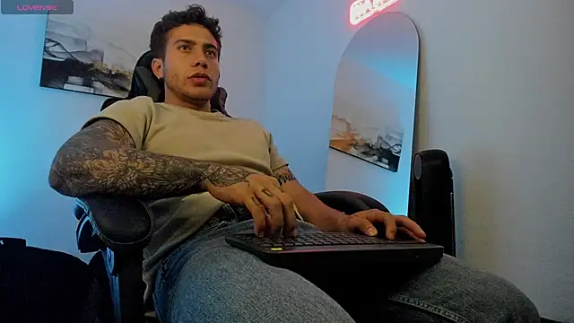 Snapshot of LucianSinclair chatting on January 16, 2025, 12:12 am LucianSinclair online show from January 16, 2025, 12:12 am