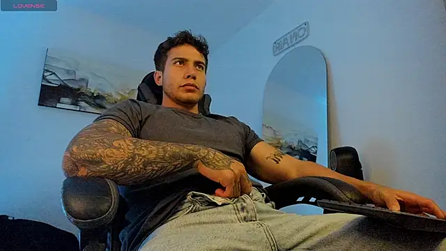 Snapshot of LucianSinclair chatting on January 17, 2025, 12:10 am LucianSinclair online show from January 17, 2025, 12:10 am