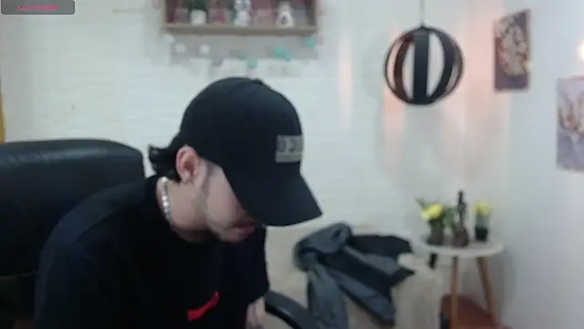 Snapshot of DmitriSanders chatting on January 21, 2025, 8:43 pm DmitriSanders online show from January 21, 2025, 8:43 pm