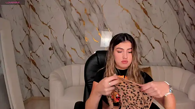 Snapshot of PaulinaSantos_ chatting on March 3, 2025, 7:17 pm PaulinaSantos  online show from March 3, 2025, 7:17 pm