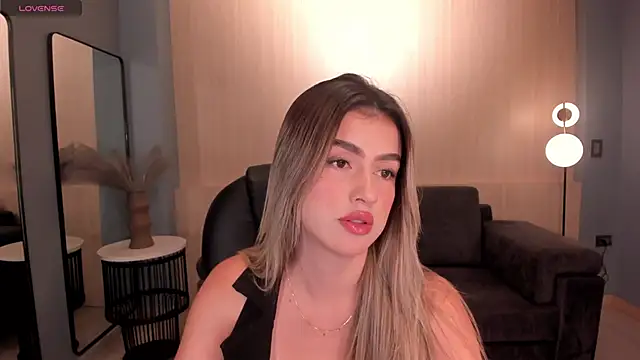 Snapshot of PaulinaSantos_ chatting on March 11, 2025, 7:25 pm PaulinaSantos  online show from March 11, 2025, 7:25 pm