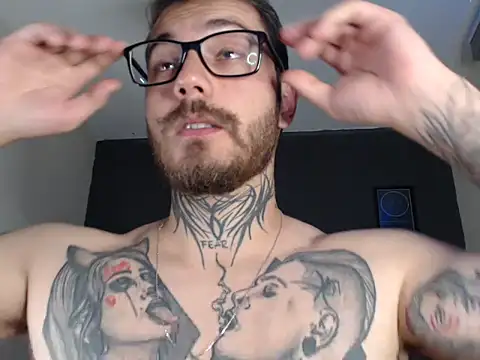 Snapshot of clark_r chatting on September 10, 2025, 12:43 am clark r online show from September 10, 2025, 12:43 am