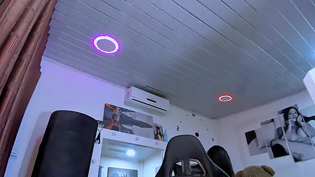 Snapshot of LatinVenuz chatting on January 28, 2025, 7:32 am LatinVenuz online show from January 28, 2025, 7:32 am