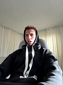 Snapshot of matt_benji chatting on October 6, 2025, 9:45 pm matt benji online show from October 6, 2025, 9:45 pm