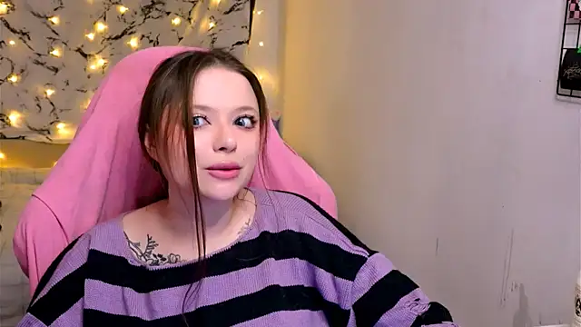 Snapshot of me__hanna chatting on February 12, 2025, 11:30 pm me hanna online show from February 12, 2025, 11:30 pm